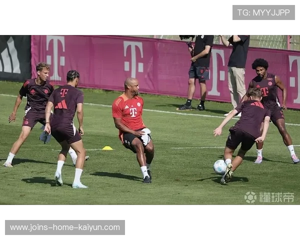 拜仁球员在训练中练习与倒数第二防线的快速配合