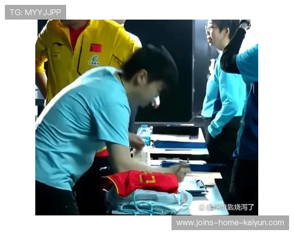 球星与主帅深夜讨论战术细节，镜头记录下紧张时刻